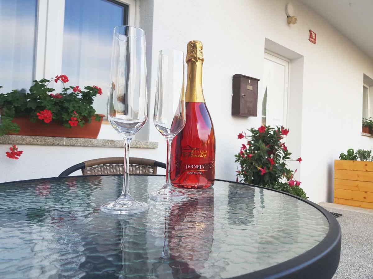 شقة Kmetija Tomazic Vinska Klet - Winery فيبافا المظهر الخارجي الصورة